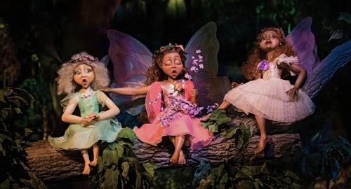 Drie elfjes in Droomvlucht op een tak