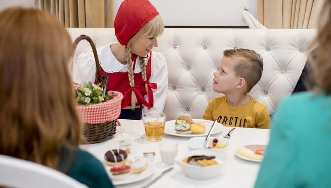 Vorstelijk ontbijten met Roodkapje in het Efteling Hotel