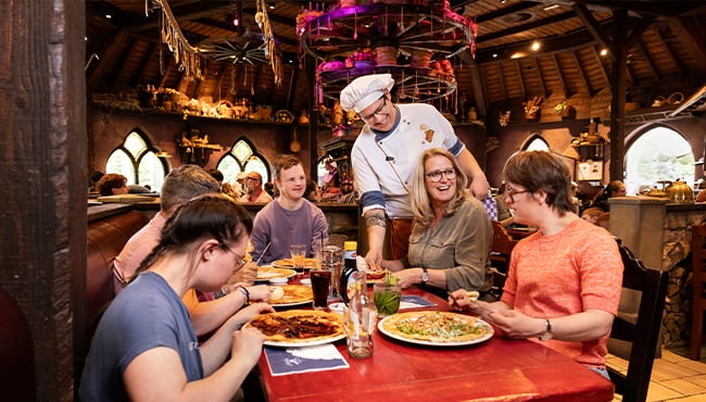 Gasten aan tafel in pannenkoekenrestaurant Polles Keuken in de Efteling.